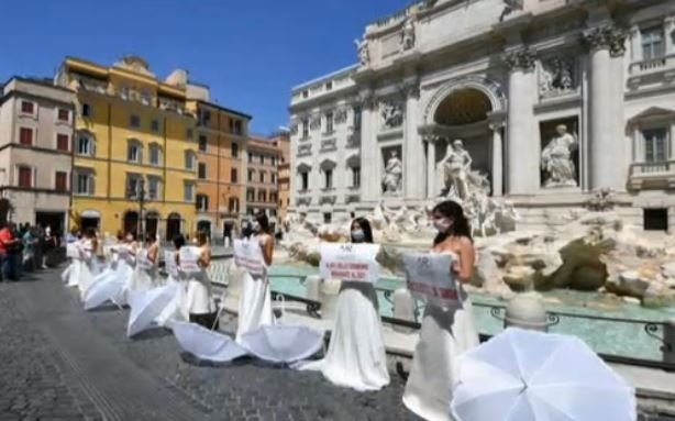 Италиански булки протестираха срещу отлагането на сватбите им